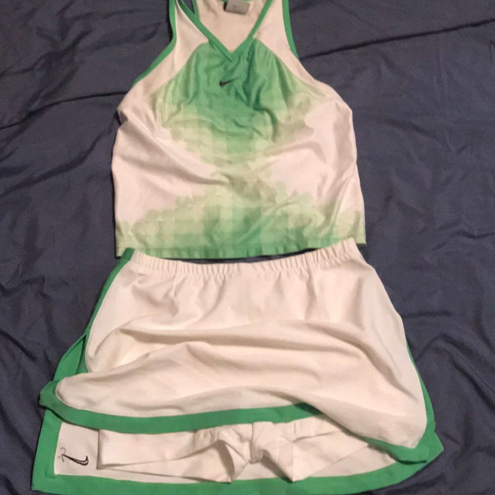 Nike - Picture 2 of 4
